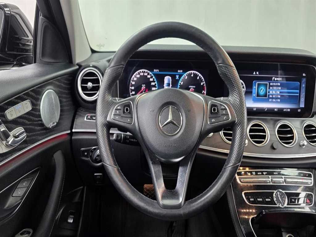Mercedes-Benz E-Class — photo 11