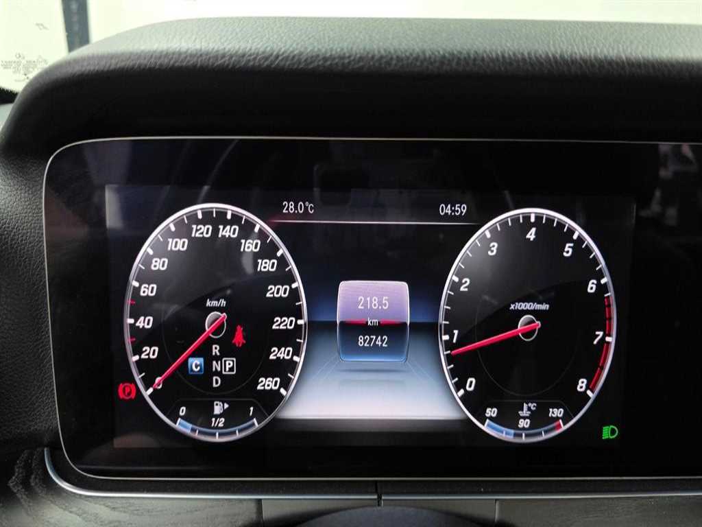 Mercedes-Benz E-Class — photo 12