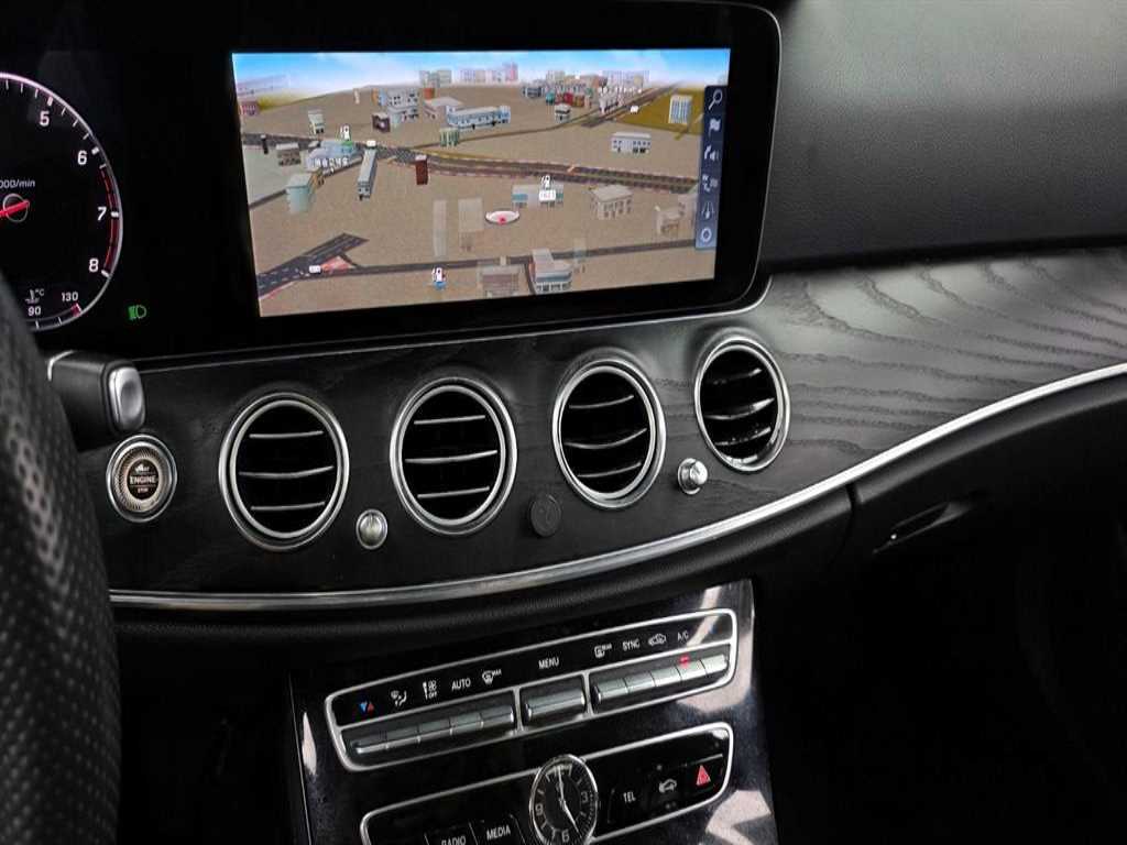 Mercedes-Benz E-Class — photo 13