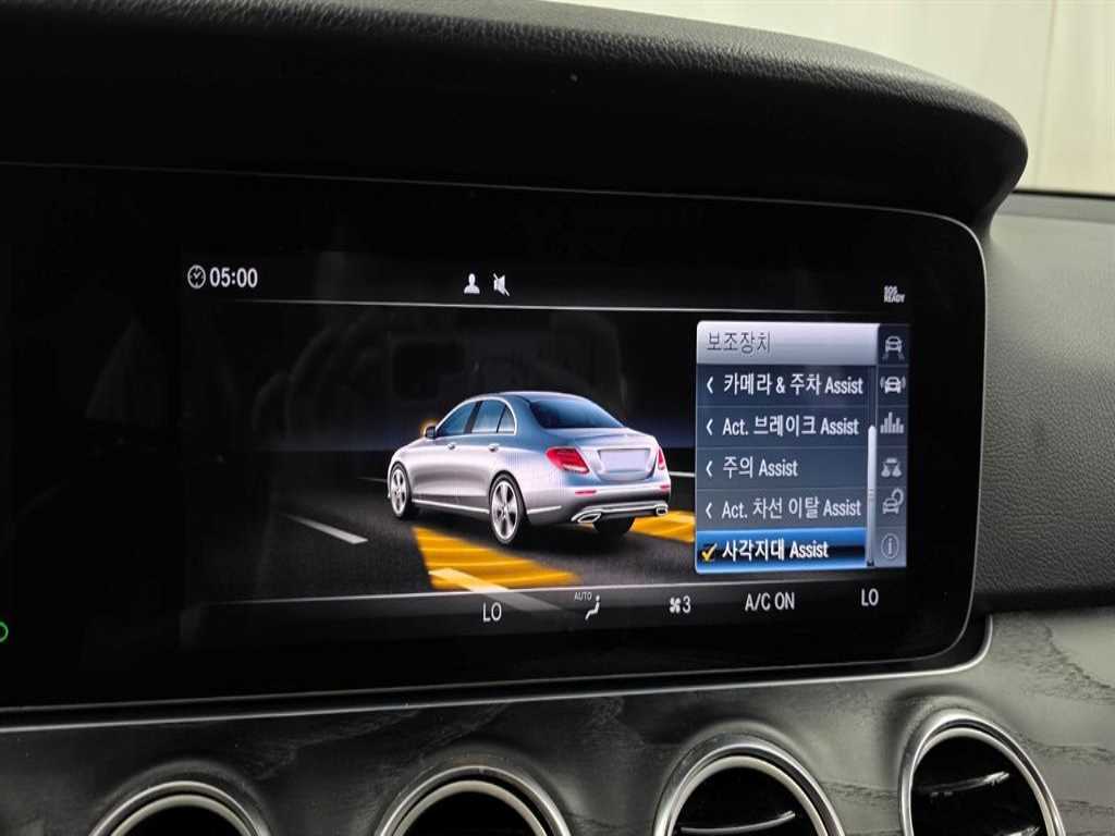 Mercedes-Benz E-Class — photo 15