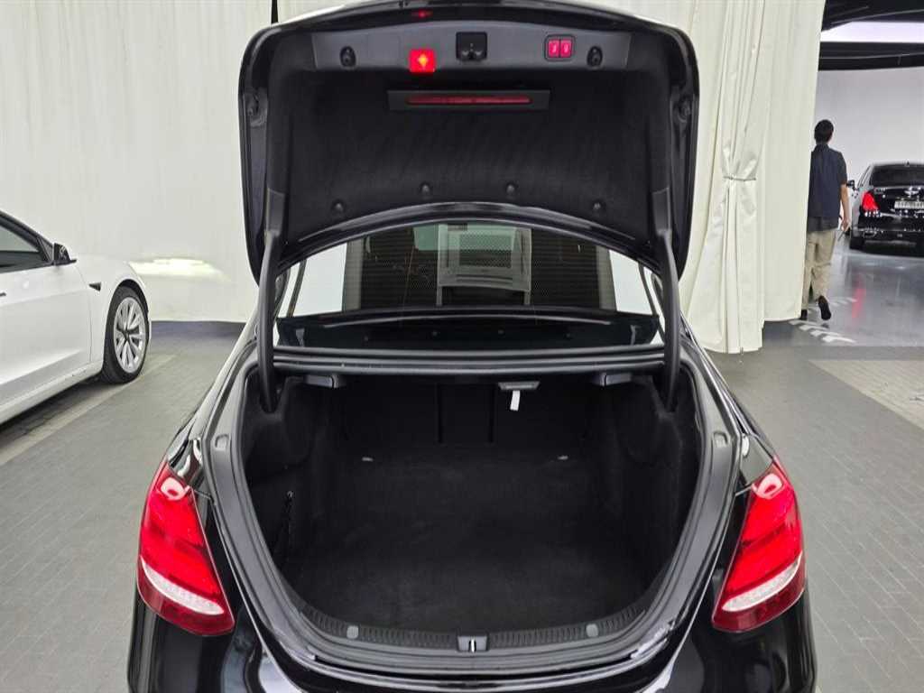 Mercedes-Benz E-Class — photo 18