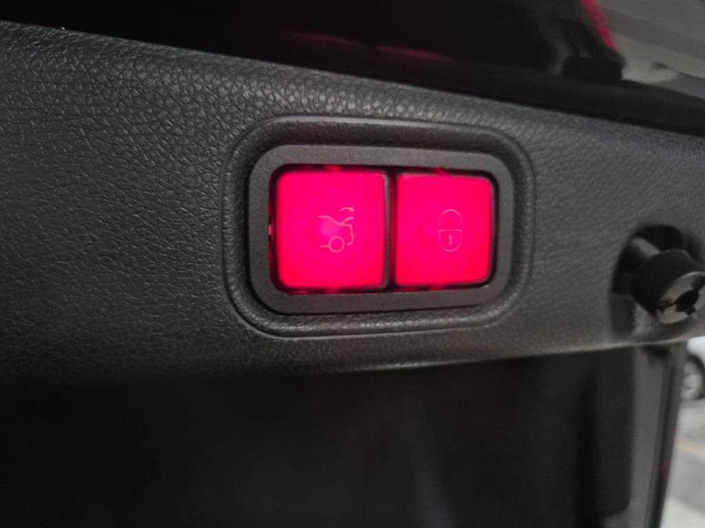 Mercedes-Benz E-Class — photo 19
