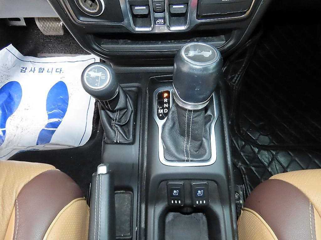 Jeep Wrangler — photo 10