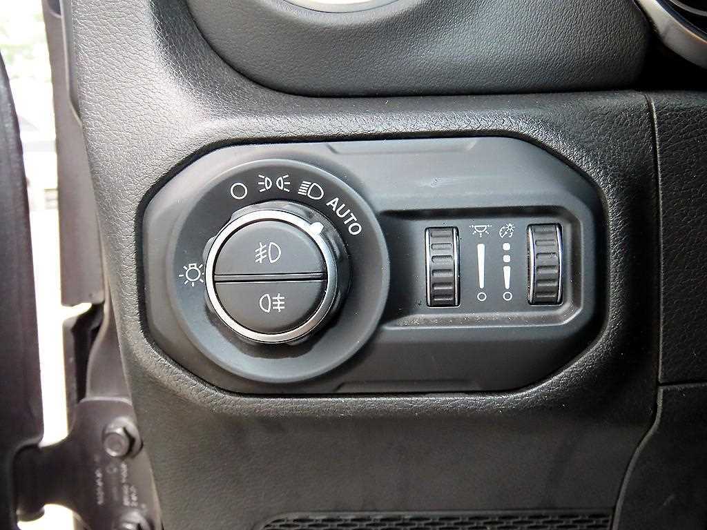 Jeep Wrangler — photo 11