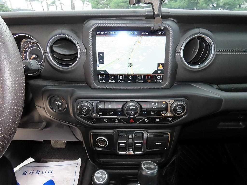 Jeep Wrangler — photo 12