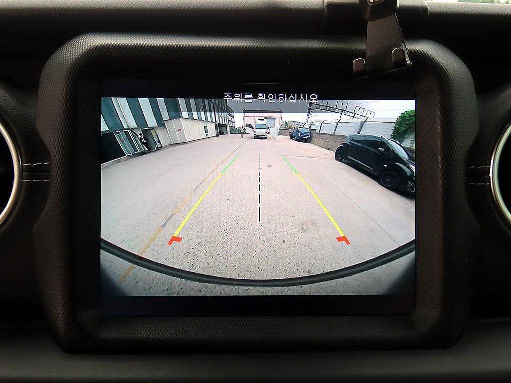 Jeep Wrangler — photo 14