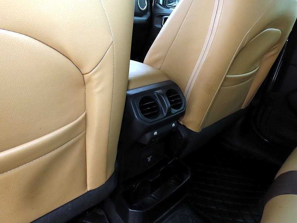 Jeep Wrangler — photo 17
