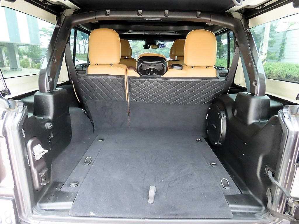 Jeep Wrangler — photo 18