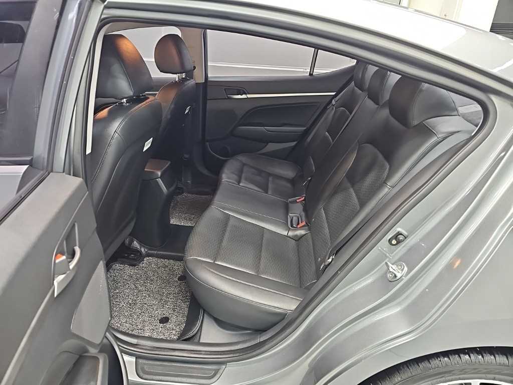 Hyundai Avante — photo 12