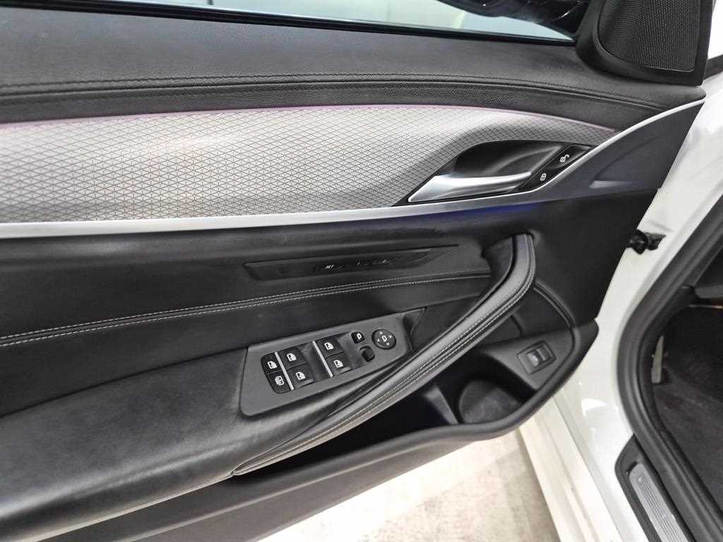 BMW 5-Series — photo 10