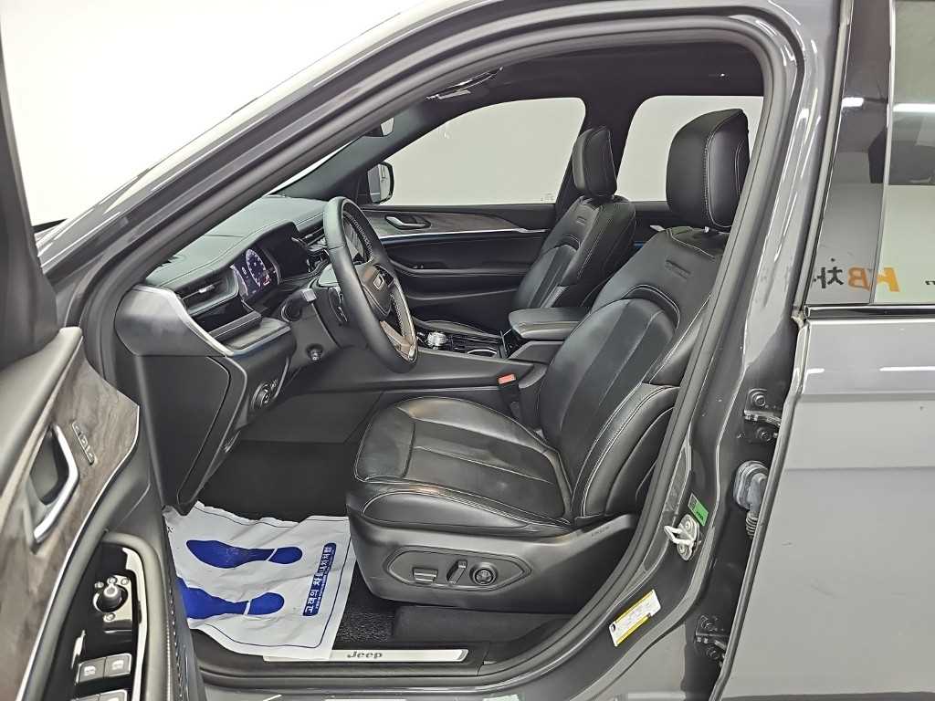 Jeep Cherokee — photo 11