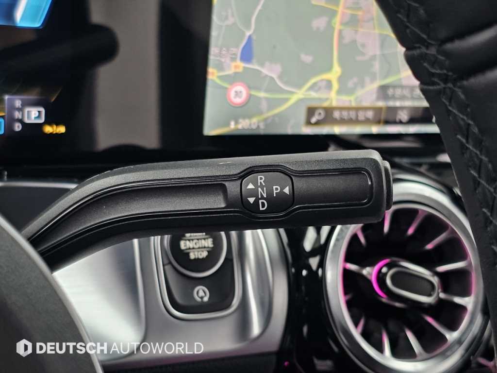 Mercedes-Benz GLB-Class — photo 09