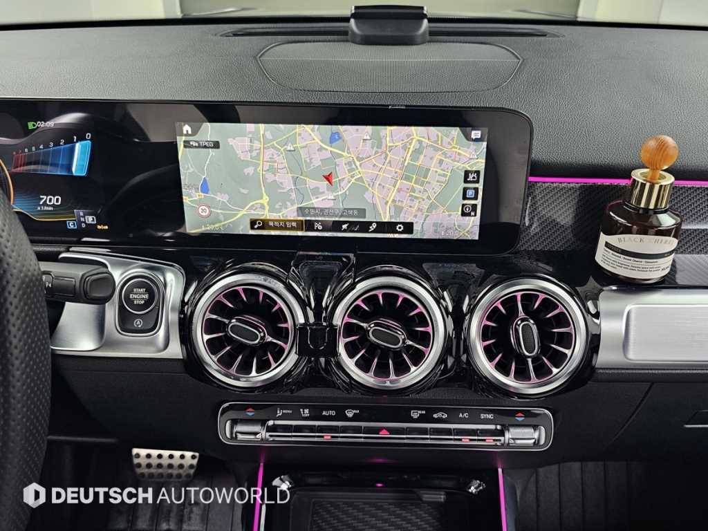 Mercedes-Benz GLB-Class — photo 14