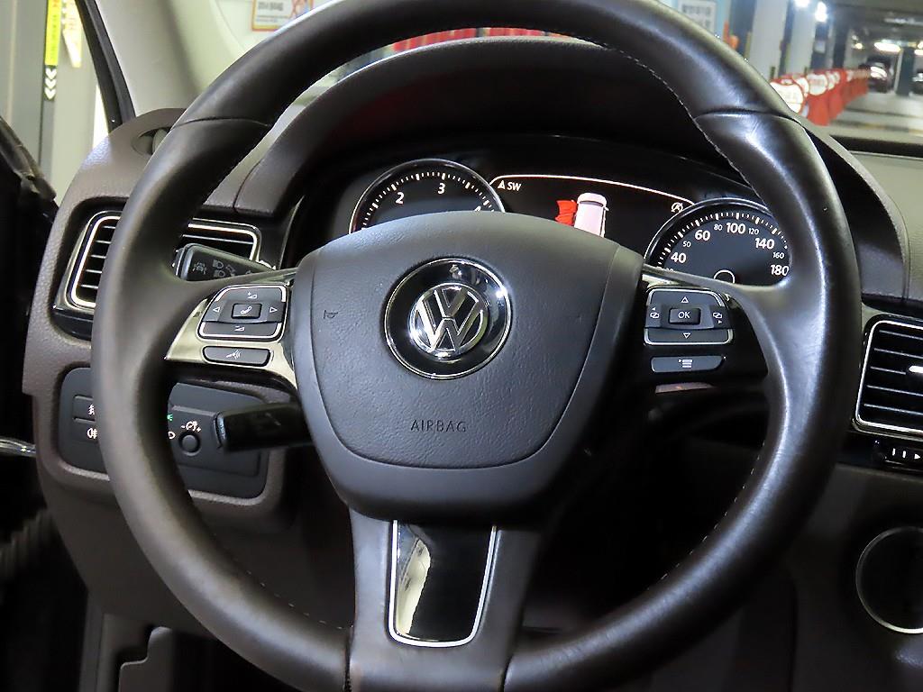 Volkswagen Touareg — photo 08