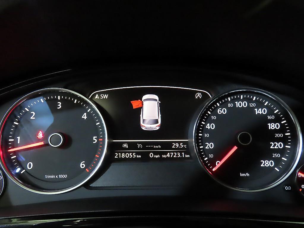 Volkswagen Touareg — photo 09
