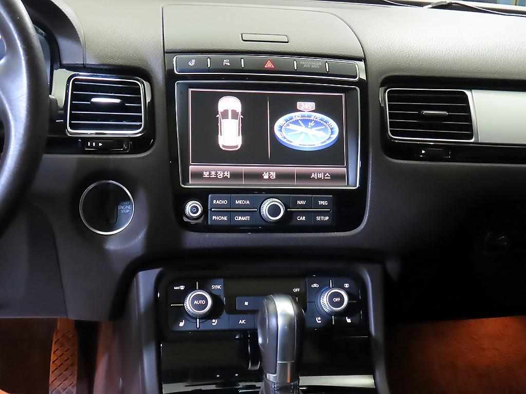 Volkswagen Touareg — photo 11
