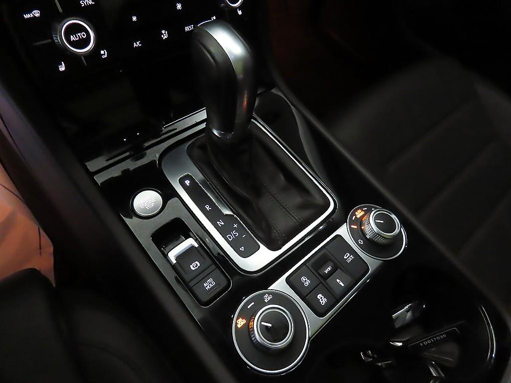 Volkswagen Touareg — photo 12