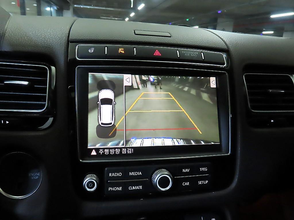 Volkswagen Touareg — photo 13