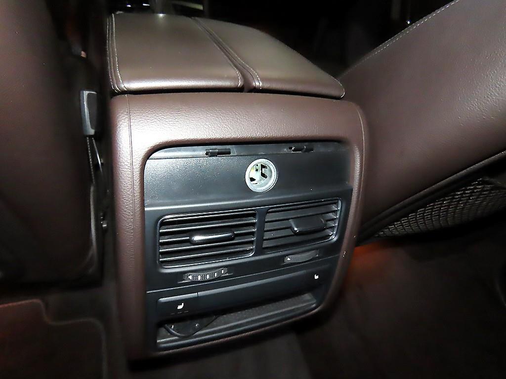 Volkswagen Touareg — photo 14