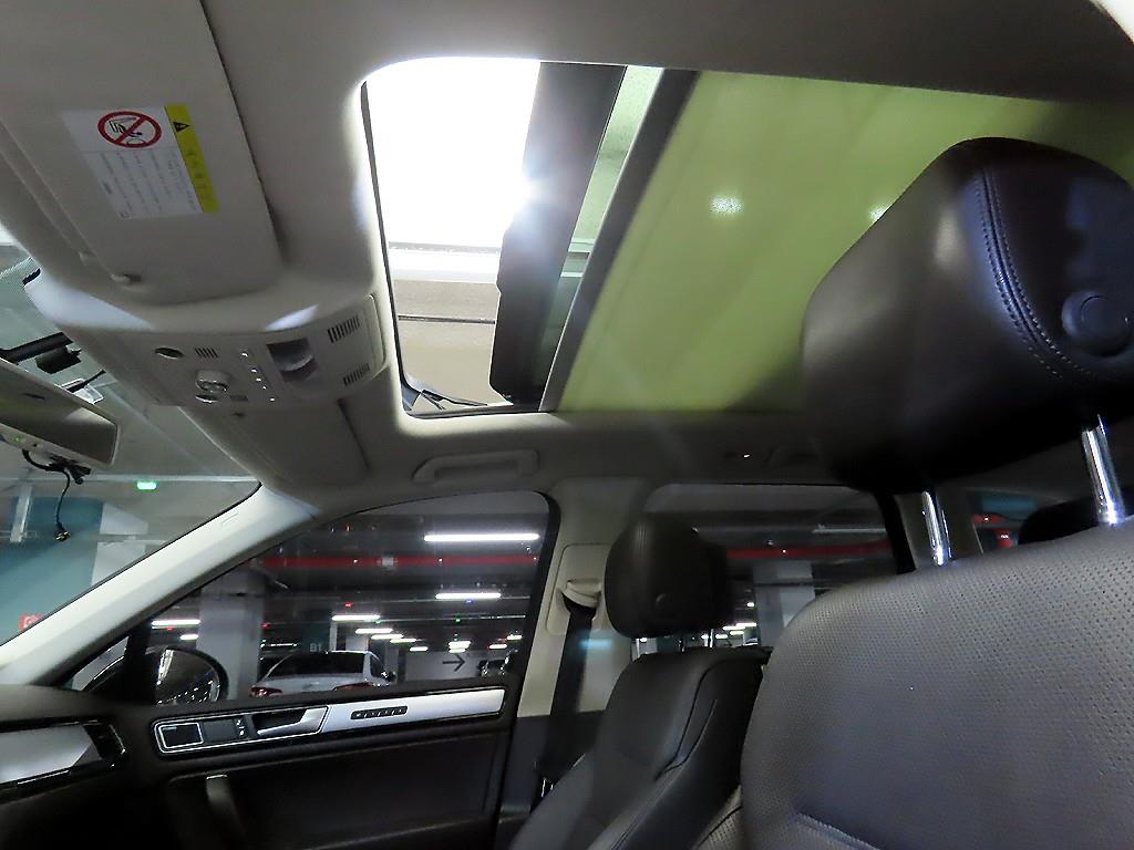 Volkswagen Touareg — photo 16