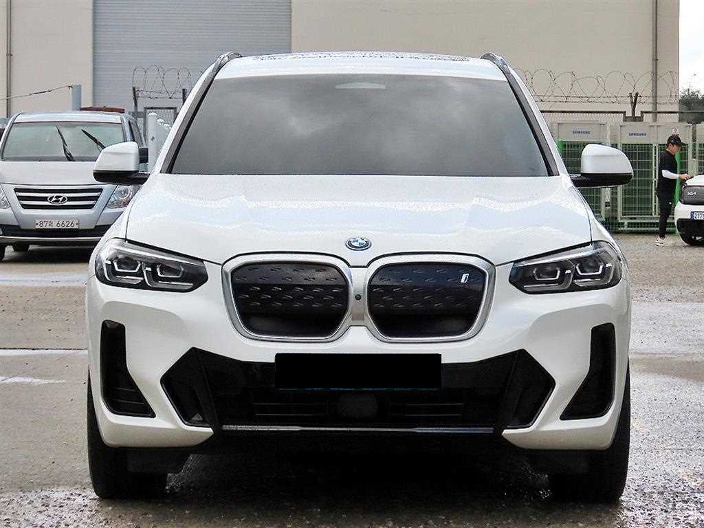 BMW iX3 — photo 01