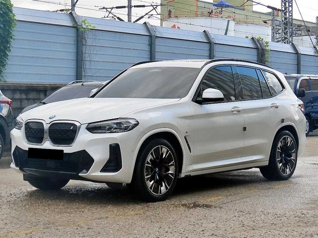 BMW iX3 — photo 02
