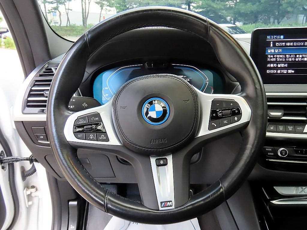 BMW iX3 — photo 08