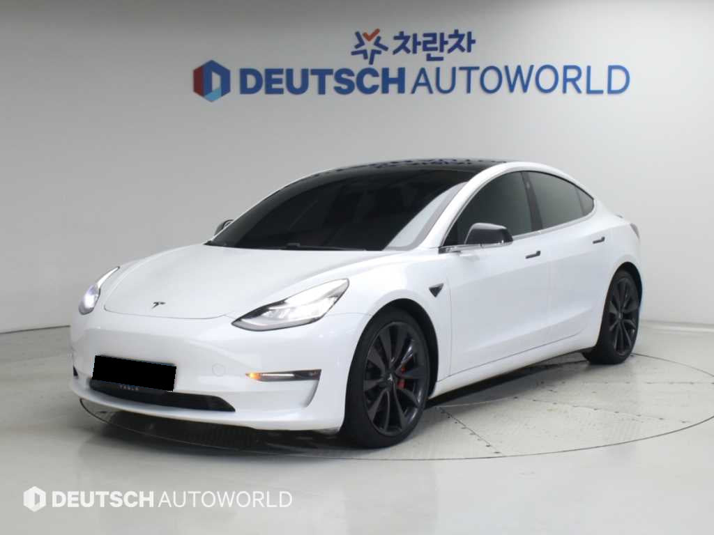 Tesla Model 3 — photo 01