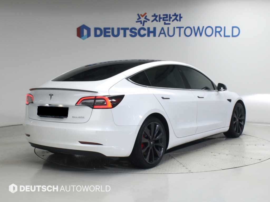 Tesla Model 3 — photo 02