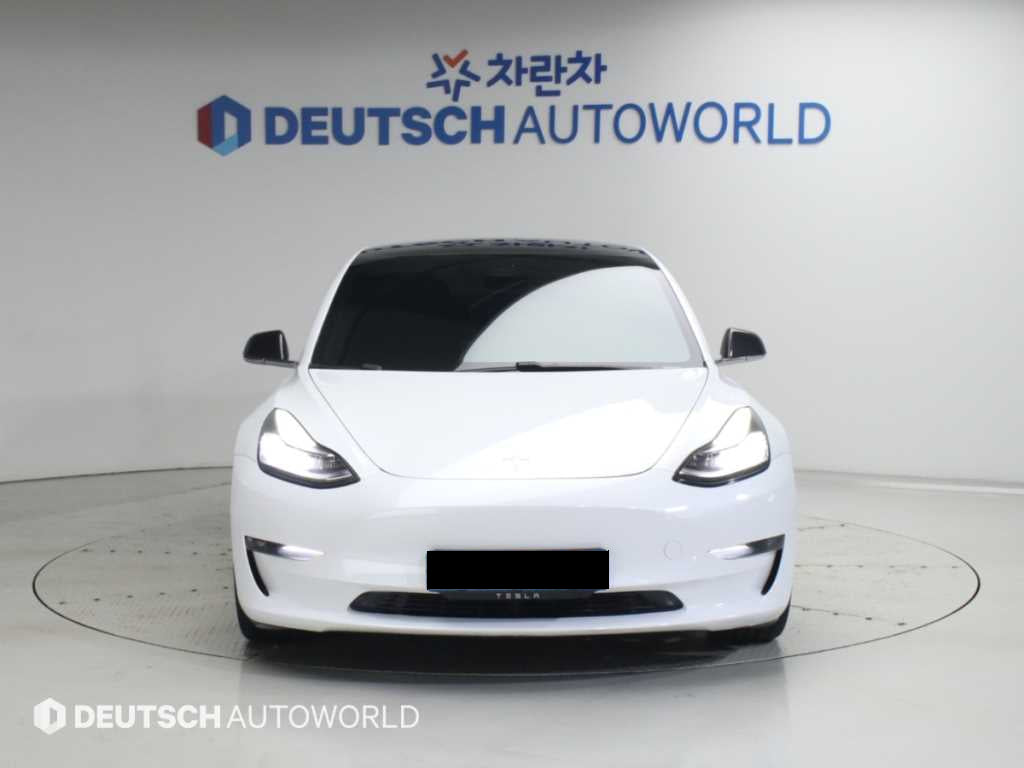 Tesla Model 3 — photo 03