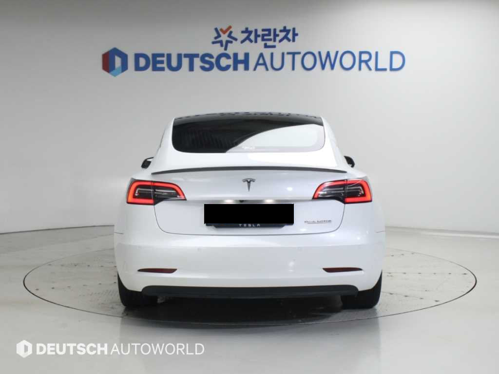 Tesla Model 3 — photo 04