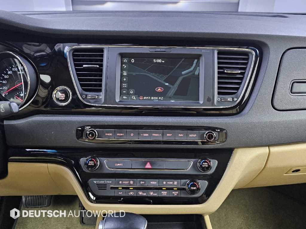 Kia Carnival — photo 14