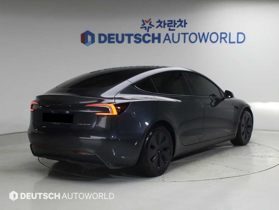 Tesla Model 3 — photo 02