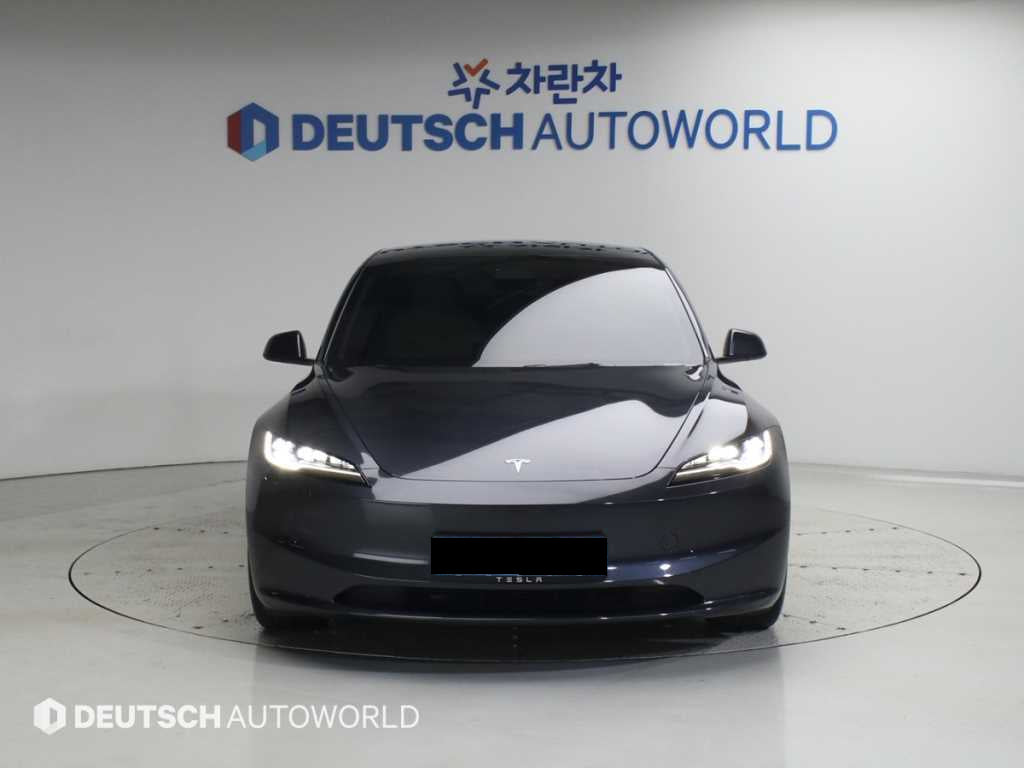 Tesla Model 3 — photo 03