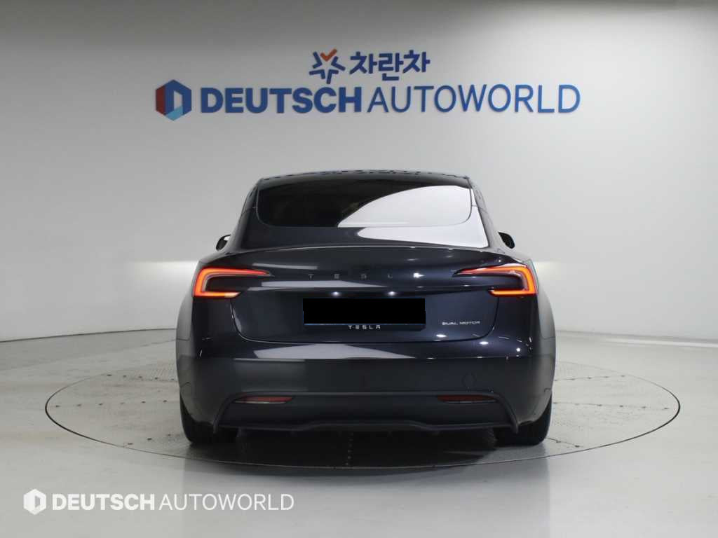 Tesla Model 3 — photo 04