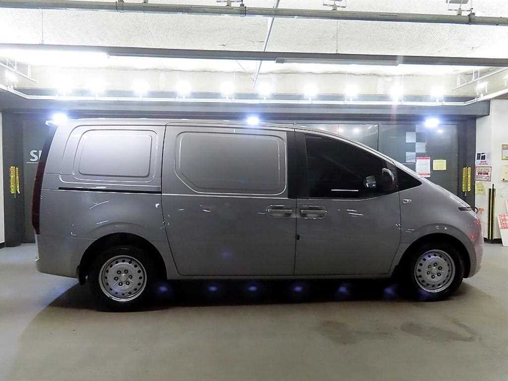 Hyundai Staria — photo 03