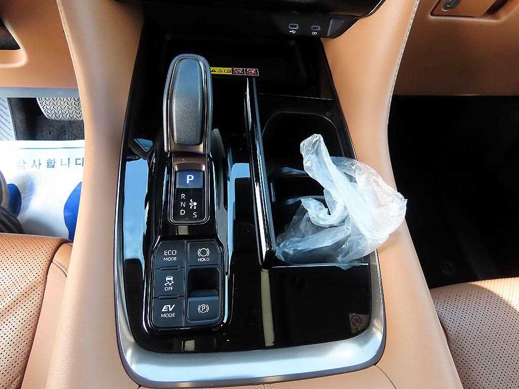 Toyota Alphard — photo 11