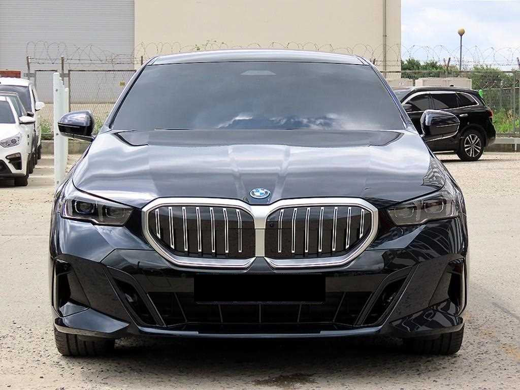 BMW 5-Series — photo 01