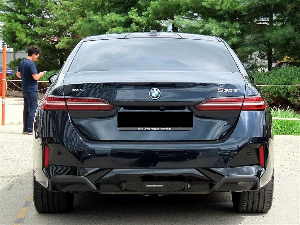 BMW 5-Series — photo 04