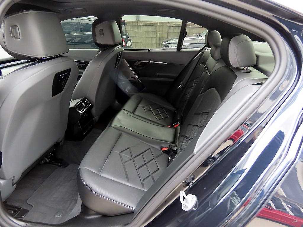 BMW 5-Series — photo 06