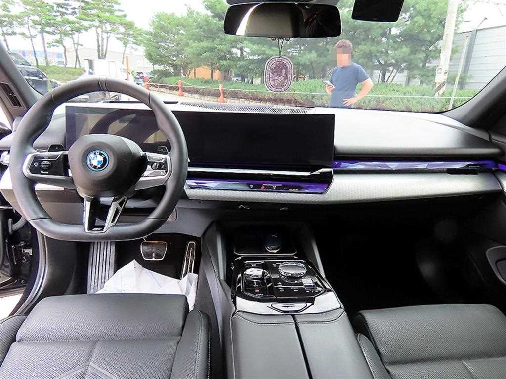 BMW 5-Series — photo 07