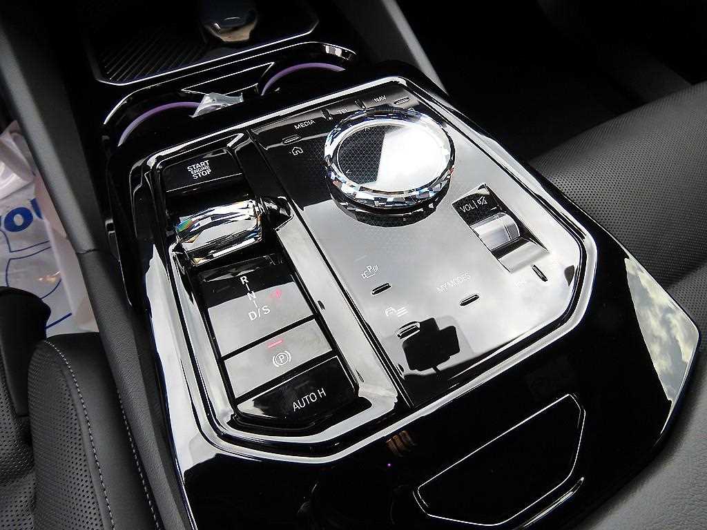 BMW 5-Series — photo 11