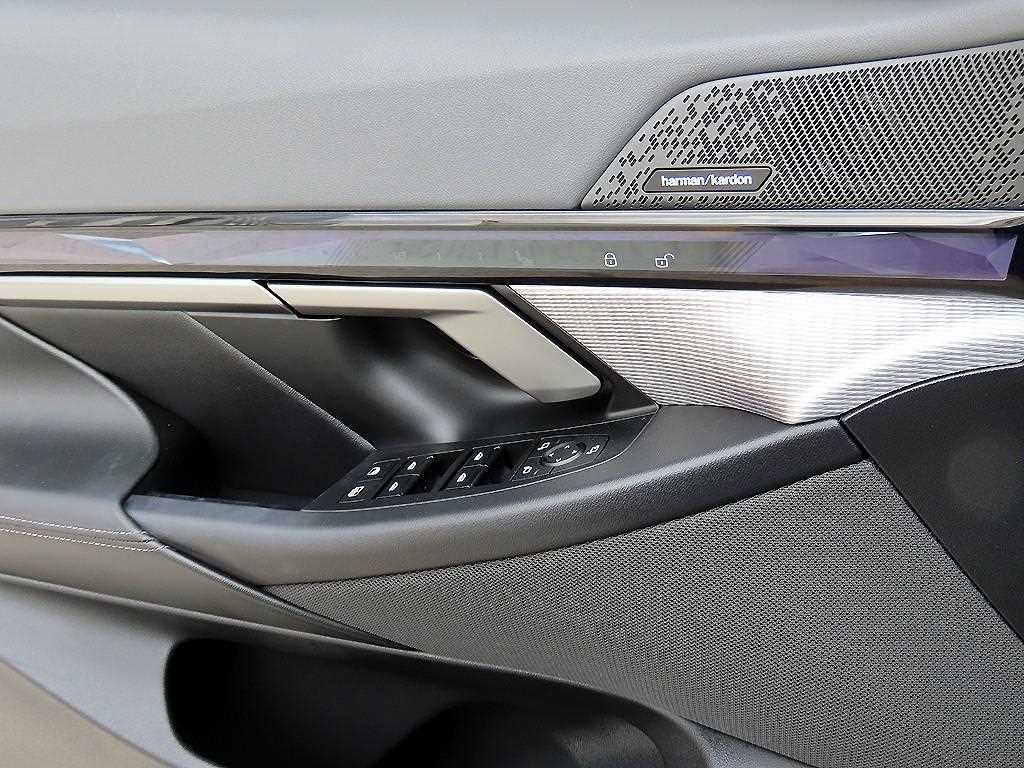 BMW 5-Series — photo 12