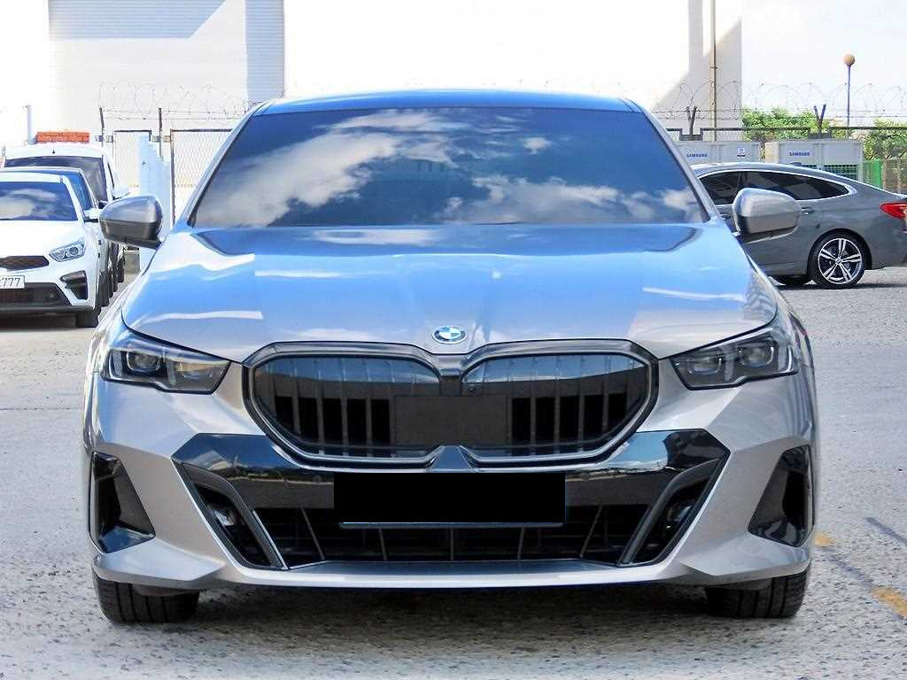 BMW 5-Series — photo 01