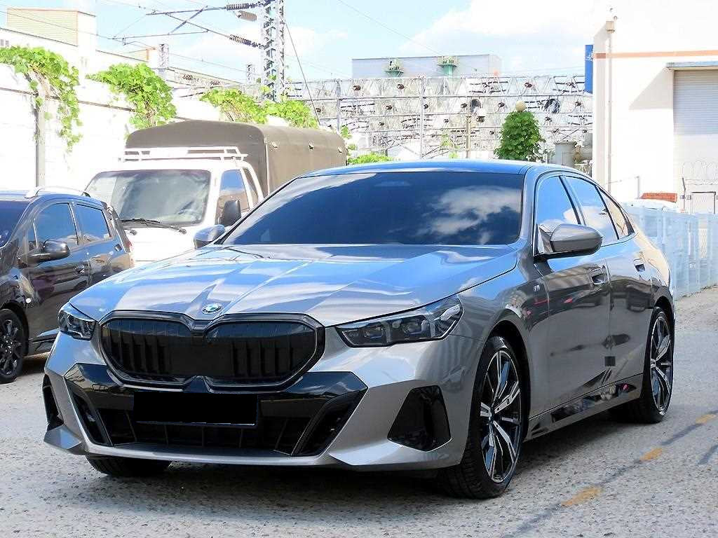 BMW 5-Series — photo 02
