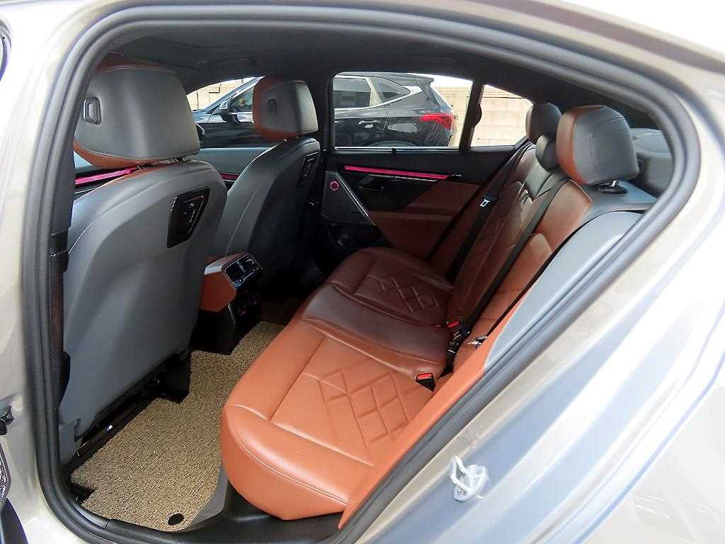 BMW 5-Series — photo 06
