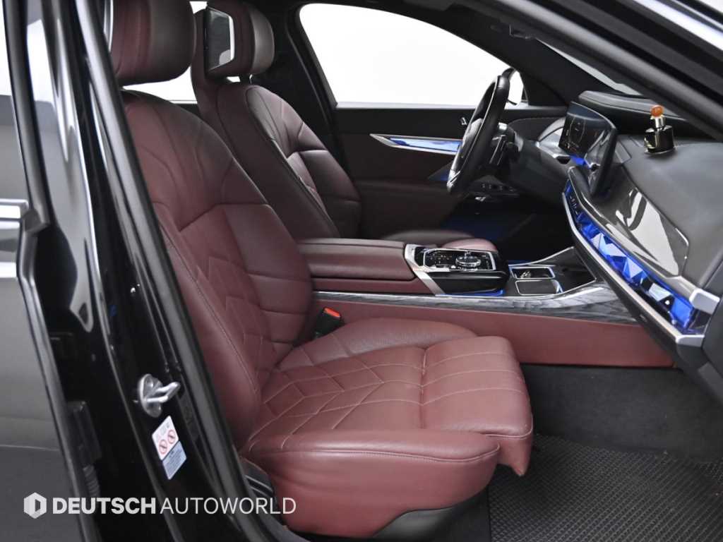 BMW 7-Series — photo 10
