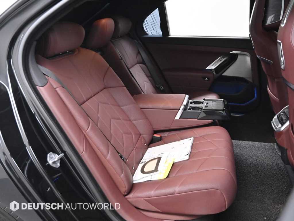 BMW 7-Series — photo 12