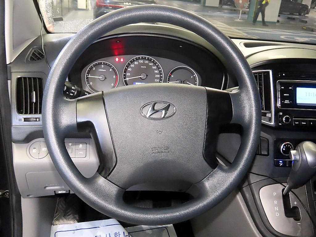 Hyundai Starex — photo 08