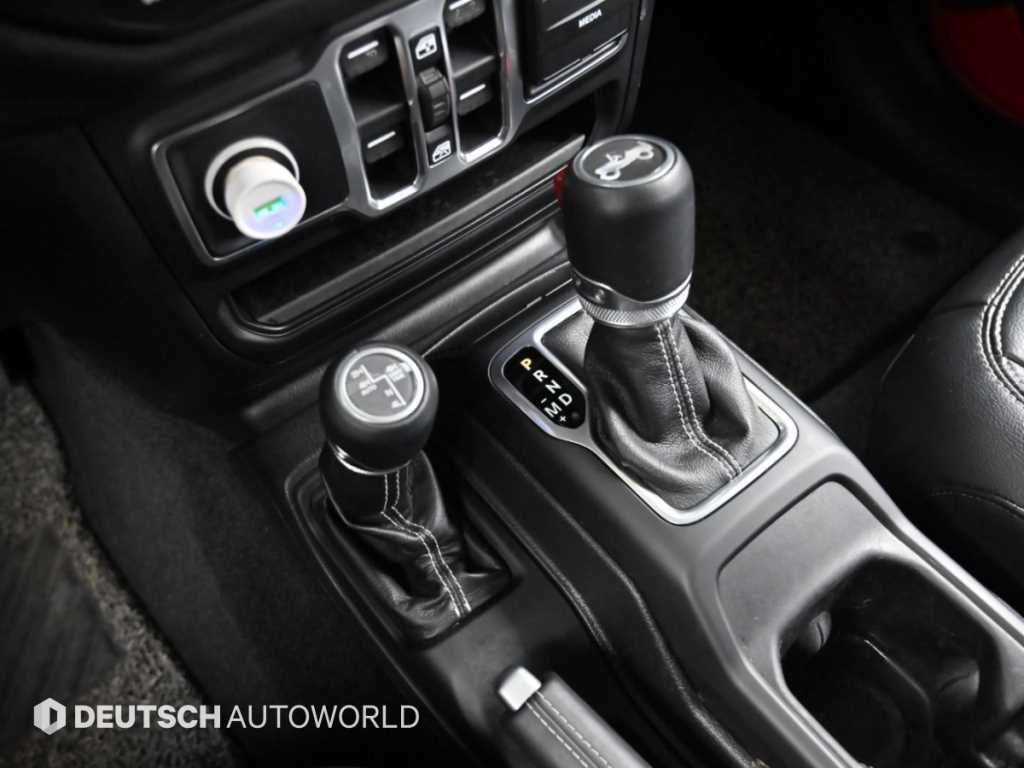 Jeep Wrangler — photo 09